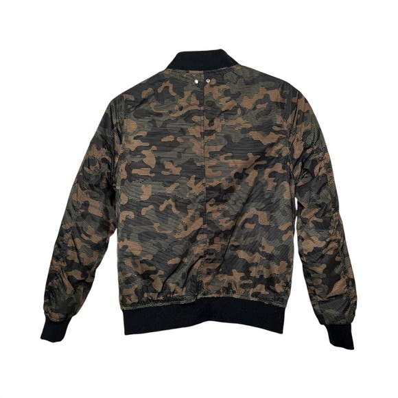Two One Two Women’s Camouflage Bomber Jacket size Medium EUC - Picture 3 of 10